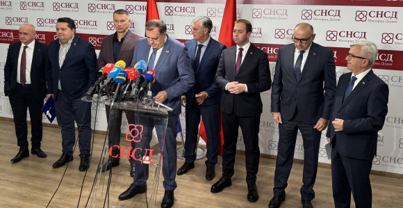 PRELETAČI I “PAPCI” OBLIKUJU POLITIČKU SCENU SRPSKE: Male stranke priljepci SNSD-a