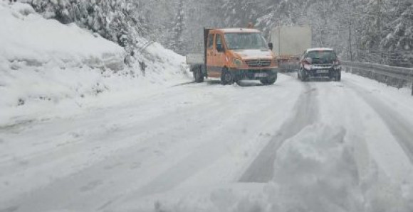 Snijeg napravio probleme na putu od Pala do Jahorine