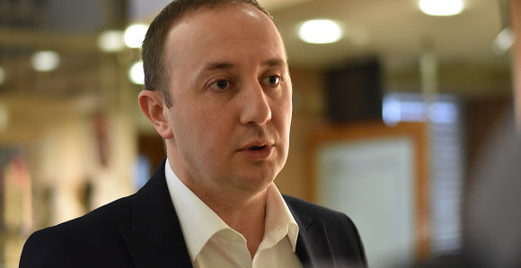 Лицемјерни Минић, слуга режима лажно брине за младе!
