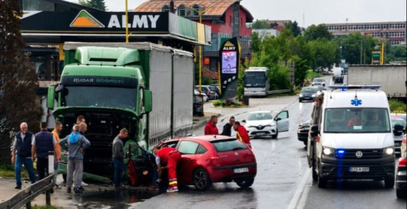 Težak udes u Zenici, sudarili se kamion i automobil