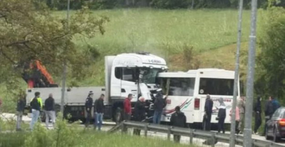 Погинуо возач аутобуса, десет особа повријеђено