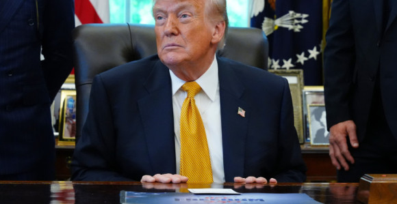 Трамп држи писмо за Венса у Овалном кабинету ако затреба