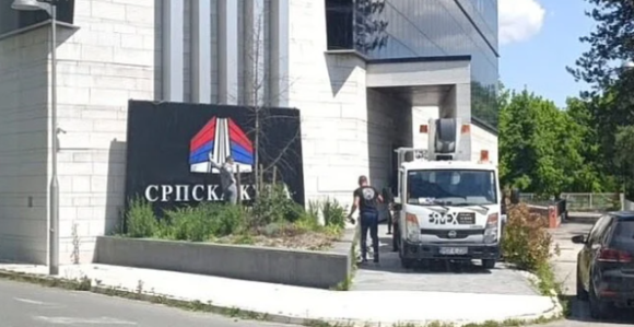 Uklonjen natpis "Srpska kuća" sa bivše kockarnice u Brčkom