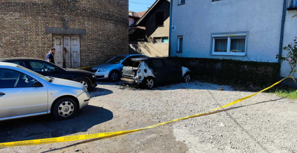 Izgorio automobil kod Vatrogasnog doma u distriktu Brčko