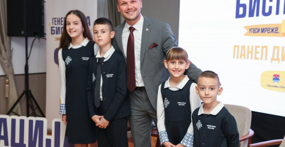 Овако ће изгледати ђачке униформе за ученике
