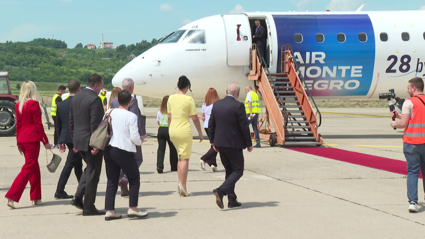 Uspostavljena avio linija između Banjaluke i Tivta