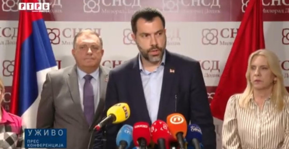 Тата и син на конференцији за новинаре о изборима