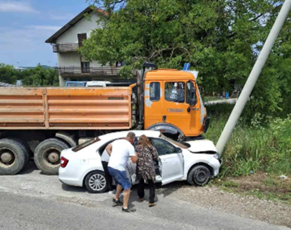 Удес у Лакташима, аутомобил ударио у бандеру