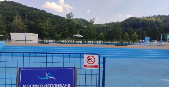 Трагедија у Угљевику: Утопио се младић у базену