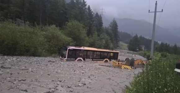 Snažno nevrijeme u Austriji: Bujica odnijela autobus