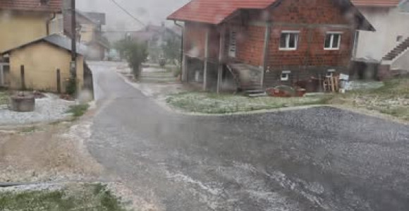 Поједине дијелове БиХ током ноћи погодило снажно невријеме