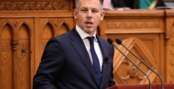 Vlada mijenja Ustav i smjenjuje predsjednika
