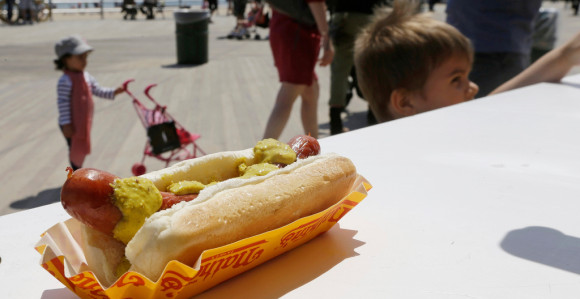 Dobar apetit: Pojeo 66 hot-dogova za 10 minuta (FOTO)