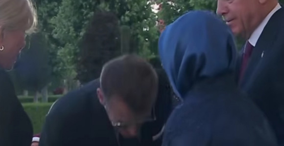 Макрон покушао да пољуби руку Емине Ердоган (ВИДЕО)