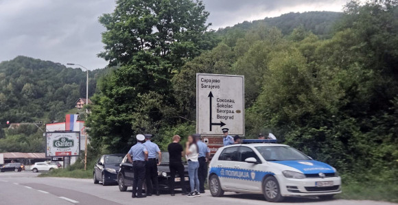Драма на Палама: Мушкарац се попео на дрво и одбија да сиђе