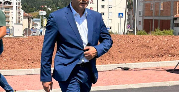 NEVIĐEN PREDIZBORNI SKANDAL NA PALAMA: SNSD-ov poslanik novcem javnog preduzeća kupuje glasove kokama?! (VIDEO)