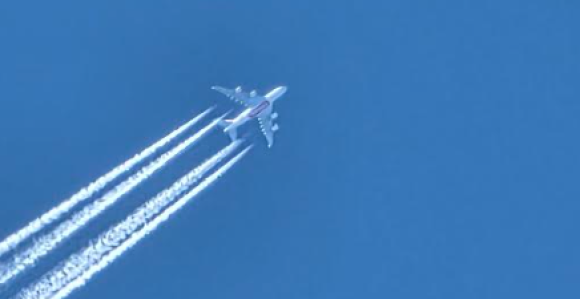 Гром ударио у авион у коме је било 106 путника на путу за Беч