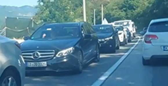Велика гужва на овом дијелу пута, чека се и до два сата