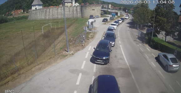 Duge kolone u oba smjera na Izačiću, V. Kladuši i Kostajnici