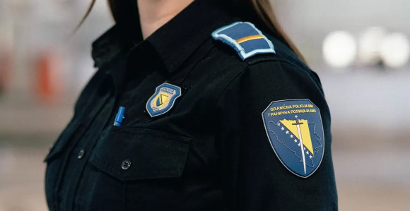 Полицајац и полицајка се сукобили пред путницима