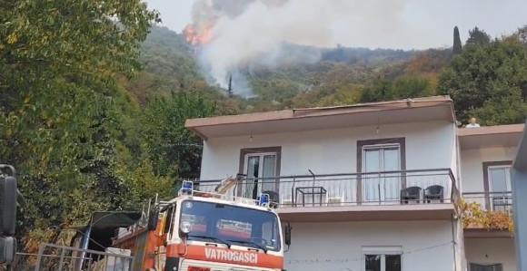 Пожар код Херцег Новог се шири, ватру гасе и хеликоптери
