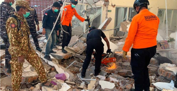 Indoneziju pogodio snažan zemljotres, raste broj mrtvih