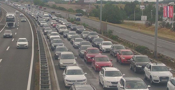 Камион се преврнуо преко двије траке, колона 22 километра