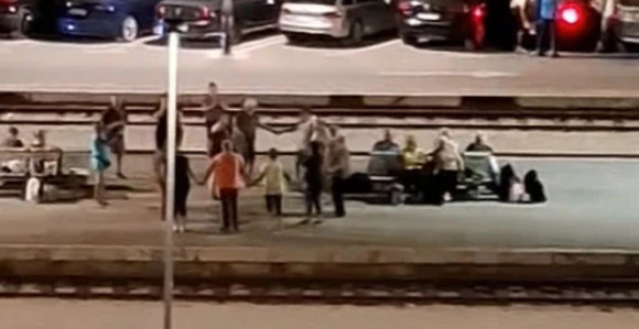 Neobičan prizor u Splitu: Peron pretvorili u podijum (video)