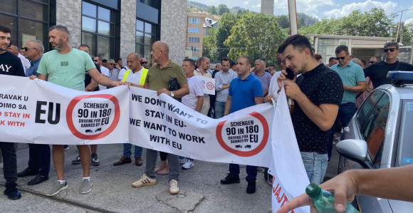 Протест превозника у Сарајеву: Траже дужи боравак у ЕУ или 14. септембра блокирају све границе