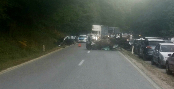 Težak udes na putu Milići - Vlasenica, vozilo na krovu