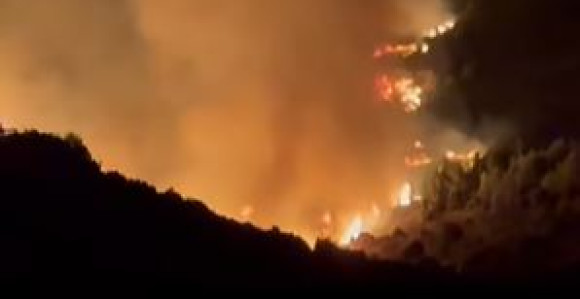 На хрватском острву Брач избио пожар, нестала струја