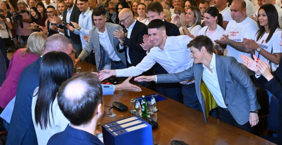 Koalicija okupljena oko SNS prva predala listu za izbore