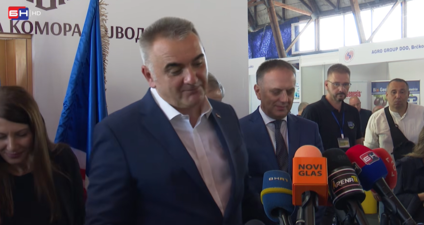Бијељина: Саво Минић срушио микрофоне: "Срећа па није БН!"