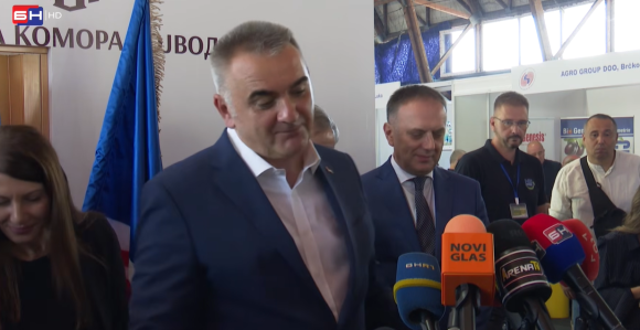 Бијељина: Саво Минић срушио микрофоне: "Срећа па није БН!"