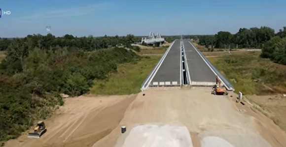 Док Србија убрзано ради, са друге стране Дрине нерад и блокаде