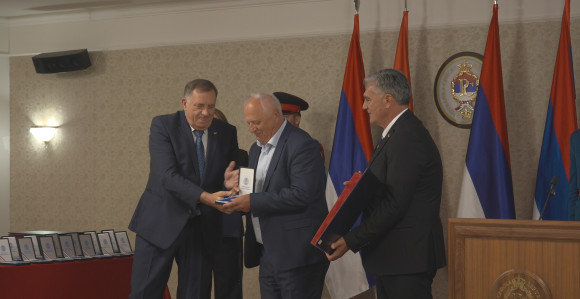 Минић и Каран статисти у Додиковом предизборном циркусу