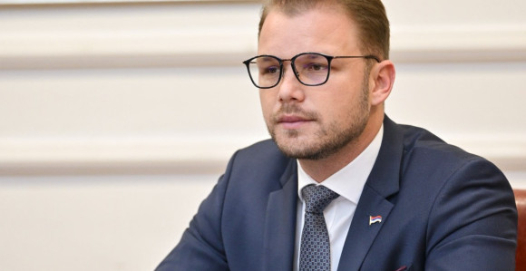 Снимање људи по ходницима и лажни портали јасне поруке - режим хвата паника од пораза