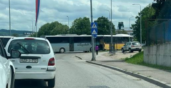 Vozači oprez: Kolone i klizišta usporavaju saobraćaj