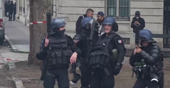 Ključa u Francuskoj: Policija hapsi i rastjeruje (VIDEO)