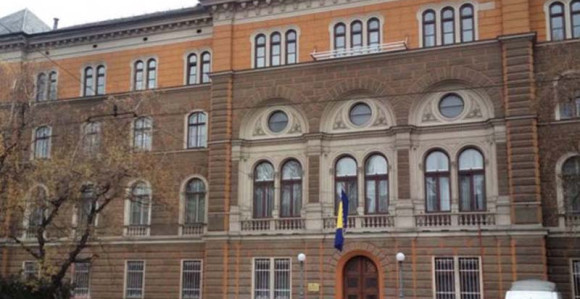 Uprkost zakonima i ustavu pojedinci su i dalje u foteljama