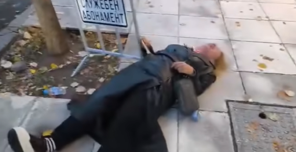Tjelohranitelj političarke udario novinarku (VIDEO)
