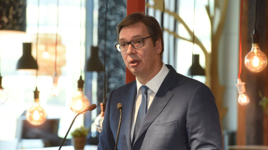 Sjedim na jednoj, srpskoj stolici